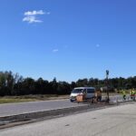 25.09.2025 Montaż barier oddzielające pasy jezdni 566+700