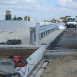 01.10.2025 584+700 WD-54 ustawianie poręczy chodnikowej