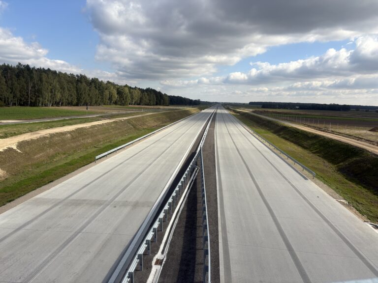 01.10.2025 Widok na trase główna w km. 571+690 - strona wschodnia