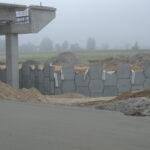 07.10.2025 581+510 WD-52 montaż i zasypka ściany oporowej str. południowa
