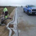 07.10.2025 586+500 uszczelnianie szczeliny pomiędzy nawierzchnią a ściekiem