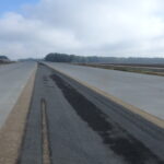 07.10.2025 598+500 powierzchniowe utrwalenie nawierzchni pasa rozdziału ( odc. próbny )