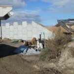 13.10.2025 581+500 WD-52 montaż i zasypka ściany oporowej str. północna