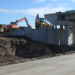 13.10.2025 582+500 WD-52 montaż i zasypka ściany oporowej str. północna