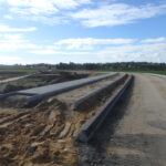 13.10.2025 588+100 DP 3667W str. południowa układanie chodnika