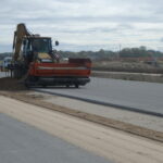 13.10.2025 590+100 układanie nawierzchni pasa rozdziału