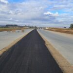 15 października km 598+200 nawierzchnia C35_45 powierzchniowe utrwalenie pasa rozdziału widok w kierunku odcinka VI