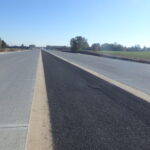 21.10.2025 592+500 wykonane powierzchniowe utrwalenie pasa rozdziału