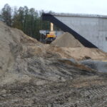 28.10.2025 580+320 PZDd-51 zasypka przyczółka str. wsch.