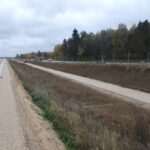 28.10.2025 585+500 ustawianie ogrodzenia str. prawa