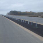 28.10.2025 593+500 montaż barier energochłonnych w pasie rozdziału