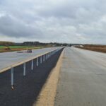 29 października km 598+200 nawierzchnia C35_45 powierzchniowe utrwalenie pasa rozdziału i montaż barier linowych wi