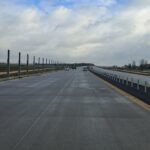 29 października km 601+500’ nawierzchnia betonowa C35_45 powierzchniowe utrwalenie pasa rozdziału montaż barier lin
