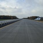 29 października km 601+500 nawierzchnia betonowa C35_45 powierzchniowe utrwalenie pasa rozdziału montaż barier lino