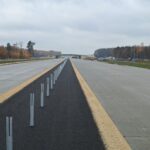 03 listopada km 599+700 nawierzchnia betonowa C35_45 powierzchniowe utrwalenie pasa rozdziału montaż barier linowych