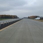 03 listopada km 601+500 nawierzchnia betonowa C35_45 powierzchniowe utrwalenie pasa rozdziału montaż barier linowych