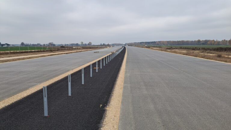 03 listopada km 604+400 nawierzchnia betonowa C35_45 powierzchniowe utrwalenie pasa rozdziału montaż barier linowych