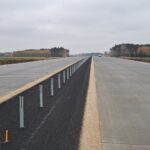 03 listopada km 605+300’ nawierzchnia betonowa C35_45 powierzchniowe utrwalenie pasa rozdziału montaż barier linowych
