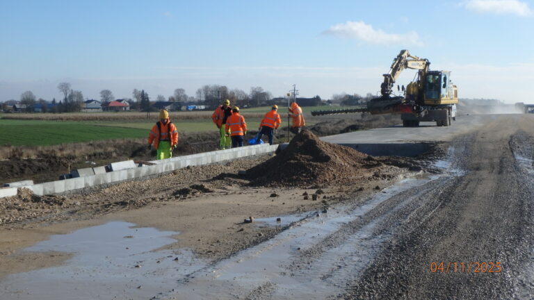 04.11.2025 584+000 montaż słupów ekranów akustycznych