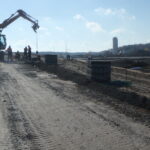 04.11.2025 596+700 DK-19 ustawianie krawężnika od str. północnej w kierunku WD-64