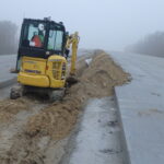 10.11.2025 580+600 wykonywanie drenażu w pasie rozdziału