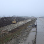 10.11.2025 584+300 usuwanie humusu, kształtowanie skarp i rekultywacja