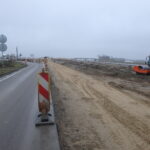 10.11.2025 597+300 DK-19 wykonywanie podbudowy z kruszywa