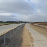 12 listopada km 598+200 nawierzchnia C35_45 powierzchniowe utrwalenie pasa rozdziału i montaż barier linowych widok w