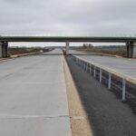 12 listopada km 605+300 nawierzchnia betonowa C35_45 i WD_71 powierzchniowe utrwalenie pasa rozdziału i montaż barier