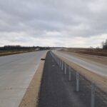 18 listopada km 598+200 nawierzchnia C35_45 powierzchniowe utrwalenie pasa rozdziału i montaż barier linowych widok w