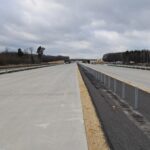 18 listopada km 599+700 nawierzchnia betonowa C35_45 powierzchniowe utrwalenie pasa rozdziału montaż barier linowych
