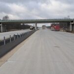 18 listopada km 600+600 nawierzchnia betonowa C35_45 i WD_68 powierzchniowe utrwalenie pasa rozdziału montaż barier li