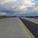 18 listopada km 603+600’ nawierzchnia betonowa C35_45 powierzchniowe utrwalenie pasa rozdziału montaż barier linowych