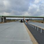 18 listopada km 605+300 nawierzchnia betonowa C35_45 i WD_71 powierzchniowe utrwalenie pasa rozdziału i montaż barier