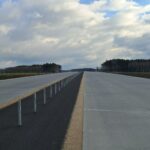 18 listopada km 605+300’ nawierzchnia betonowa C35_45 powierzchniowe utrwalenie pasa rozdziału montaż barier linowych