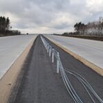 18 listopada km 606+150 nawierzchnia betonowa C35_45 powierzchniowe utrwalenie pasa rozdziału montaż barier linowych
