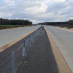 18 listopada km 606+900’ nawierzchnia betonowa C35_45 powierzchniowe utrwalenie pasa rozdziału montaż barier linowych