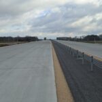 18 listopada km 608+300’ PZM_14A nawierzchnia betonowa C35_45 powierzchniowe utrwalenie pasa rozdziału montaż barier l