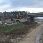 18.11.2025 585+940 PZGs-55 montaż i zasypka ściany oporowej str. północna