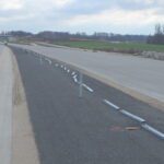 18.11.2025 588+600 wbijanie słupków bariery linowej w pasie rozdziału