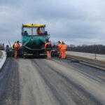 18.11.2025 589+400 DP 2050W układanie podbudowy bitumicznej str. północna