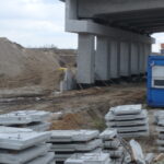 18.11.2025 589+900 PZGs-58 montaż i zasypka ściany oporowej str. północna