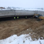 25.11.2025 581+300 PZDs-51A zasypka przyczółka od str. zach.