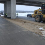 25.11.2025 584+710 układanie nawierzchni w pasie rozdziału pod obiektem WD-54