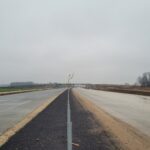 26 listopada km 598+200 nawierzchnia C35_45 powierzchniowe utrwalenie pasa rozdziału i montaż barier linowych widok w