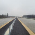 26 listopada km 599+700 nawierzchnia betonowa C35_45 powierzchniowe utrwalenie pasa rozdziału montaż barier linowych