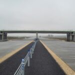 26 listopada km 605+300 nawierzchnia betonowa C35_45 i WD_71 powierzchniowe utrwalenie pasa rozdziału i montaż barier