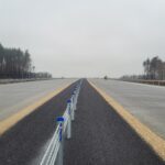 26 listopada km 606+150 nawierzchnia betonowa C35_45 powierzchniowe utrwalenie pasa rozdziału montaż barier linowych