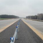 26 listopada km 608+300 nawierzchnia betonowa C35_45 powierzchniowe utrwalenie pasa rozdziału montaż barier linowych