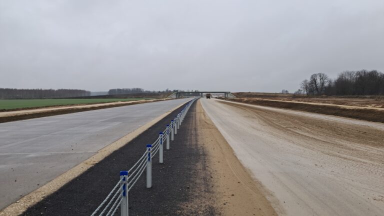 01 grudnia  km 598+200 nawierzchnia C35_45 powierzchniowe utrwalenie pasa rozdziału i montaż barier linowych widok w k